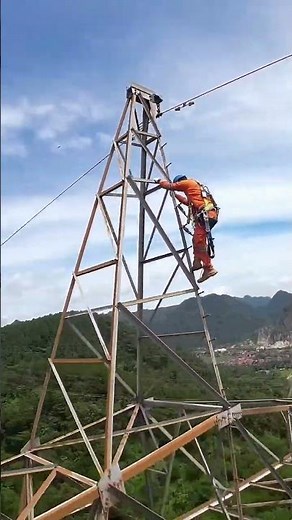 How Linemen Inspect Power Lines Like Pros! #LinemanStrong #PowerLines #LinemanSkills #ElectricPower