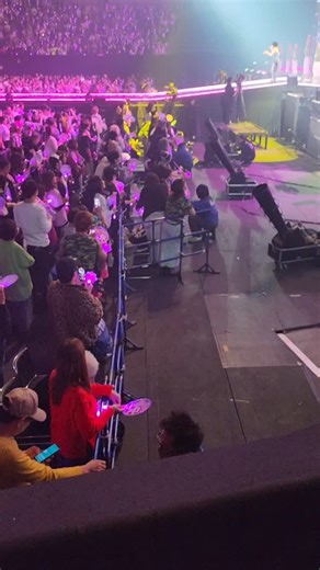 何となく知ってる人←多分 | ayumi hamasaki COUNTDOWN LIVE2025-2026 A We are ayu-ep.Seichi 2025.12.30← ayu@a.you @a.you_staff 幸せな時間をありがとう★ 浜崎あゆみの聖地。。代々木←... | Instagram