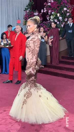 Our jaws are on the floor after seeing Jennifer Lopez's #GoldenGlobes #Glambot. 😍 #AwardsSeason | E! News
