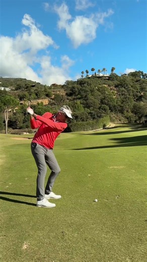 La Zagaleta New Course Marbella, Spain Hole 1 — Par 5 429 metres (469 yards) Par 70 — 5,391 metres (5,896 yards) A course where precision and intention matter more than force. #frenchgolfcoach #golflesson #golfswing #golfcourse #golfphilosophy #golfworld