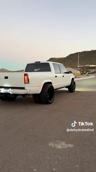 Love the short bed dually #obs #obsdually #chevytrucks #oldtrucks #dually