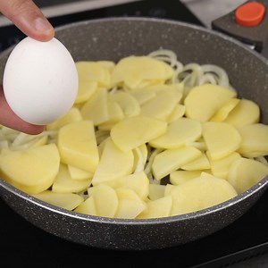 241K views · 4.8K reactions | Traditional Spanish omelette with ONLY 3 ingredients! Everyone will be delighted | Recipes Learn | Facebook