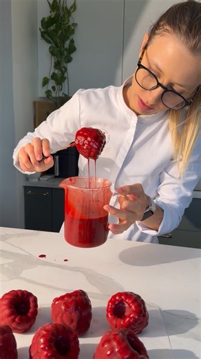 Still on time to make some realistic raspberries before autumn desserts take over 🥲😂
