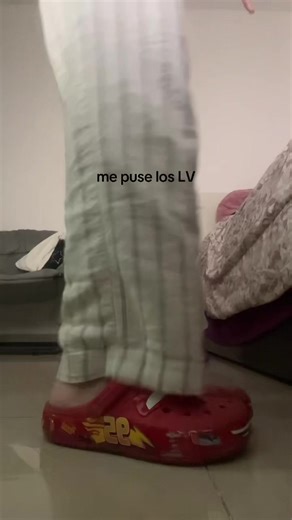 Tendencias de moda: Crocs y LV en el estilo juvenil