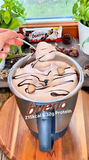 Chrissi Herres on Instagram: "32g PROTEIN BUENO FLUFF nur 215kcal 🍫✨🌰 ⬇️ schnelles Anti-Heißhungerrezept ⬇️ Die Basis besteht aus nur 4 Zutaten, wie brauchen nur wenige Minuten Zeitaufwand, sparen uns Unmengen an Zucker, decken unsere Proteine und das alles ganz OHNE auf Genuss zu verzichten?! 🤩 Klingt wie ein Traum - schmeckt auch so 🤤✨Das ist wirklich das perfekte Diätrezept, weil danach ist die Lust auf Süßes definitiv gestillt - also unbedingt abspeichern & viel Spaß beim Ausprobieren ✅✨