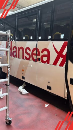 Onze bussen in een nieuw jasje De eerste bussen in onze nieuwe Hansea-stijl zijn klaar. 🚍 Je ziet ze nu al in Wallonië en vanaf maandag ook in Vlaanderen. Binnenkort volgen er nog heel wat meer. Spot jij er straks al eentje onderweg?” - Nos bus font peau neuve Les premiers bus aux nouvelles couleurs de Hansea sont prêts. 🚍 Vous pouvez déjà les voir circuler en Wallonie et, dès lundi, aussi en Flandre. Et ce n’est qu’un début : beaucoup d’autres suivront bientôt. En apercevrez-vous déjà un sur 