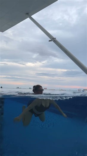 infinity pool🏊 Karebosi hotel kota Makassar sulsel. disclaimer..! tdk untuk yg phobia ketinggian!!!