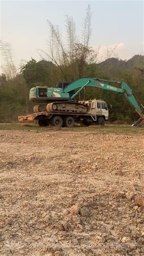 Hauling Heavy Machinery: How Flatbeds Make Construction Moves