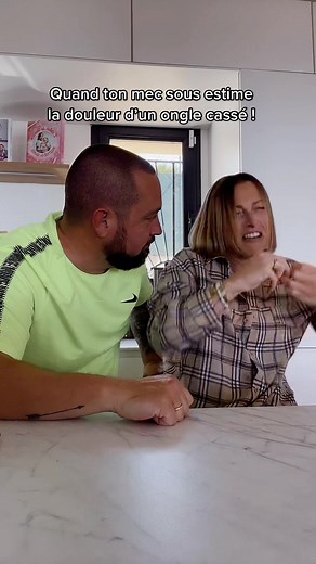 La douleur des ongles cassés expliquée avec humour
