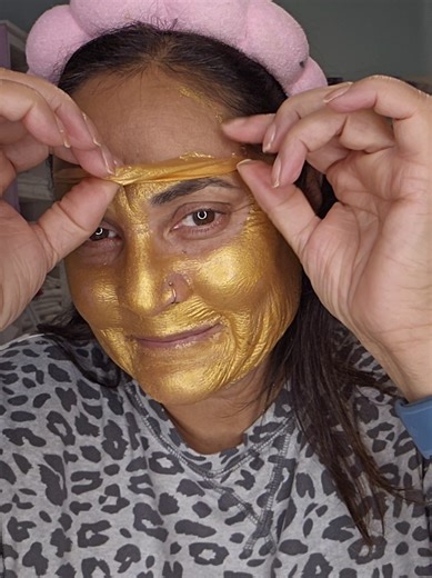 Self-care = skin maintenance ✨ Colloidal Gold ✔️ Fermented brown rice ✔️ Hyaluronic acid ✔️ Caffeine ✔️ Brighter. Firmer. Hydrated. Science never looked so good. comment GOLD to add to your self-care routine. #SkincareTok #GlowRoutine #goldmask #skincare #over50women @SeneGence International