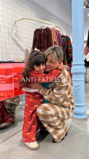 Compania Fantastica mini on Instagram: "A Gala lo que más le gusta es cantar, aunque haciendo de estilistilla también se lo pasa pipa. Ha elegido tres looks para su madre Ángela que son pura fantasía: cuadros, flores, estrellas de mar y el bolso más colorido y divertido que ha podido encontrar. Misión cumplida!"