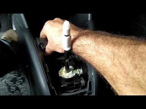 Comment changer le pommeau du levier de vitesses dans la Peugeot 208 ?