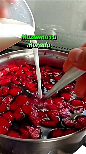 Mazamorra Morada! Fácil y rico! ✅Ingredientes: -Maíz morado (4 und mazorcas) -2 und de membrillo -Cascara de 2 manzanas -Piña picada -Manzana picada -Pasas rubias y negras -Guindones -Canela -Clavo de olor -Cascara de piña -2 a 3 cds de chuño o fécula de maíz -Canela en polvo -Tú endulzante favorito -1 limón -Use un litro de chicha hervida ✅Buen provecho y acompáñame en cada receta 😋👨‍🍳 #recetafacil #ccolqquerecetas #mazamorra #mazamorramorada🇵🇪