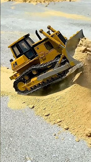 Mini Bulldozer Master at Work! 🚧 Pushing Sand Like a Pro!