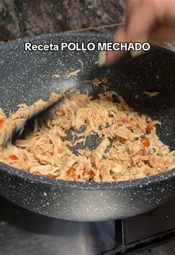 Pollo mechado!🍗 Así lo hago fácil y rápido, no tiene mucha ciencia, lo mejor? Puedes hacer bastante y al tenerlo listo lo puedes congelar, de esta mañera cada vez que lo necesites solo descongelas y ya! Ayuda muchísimo🙌🏻 #receta #tipsdecocina #pollomechado #comidafit