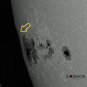 # 🌞 **¡Atención al limbo solar! Llega una súper mancha gigante (pero sin alarmas)** Miren lo que asoma por el limbo del Sol… **¡Una región de manchas solares enorme!** La región **AR 4294** es una verdadera bestia: gigantesca, muy activa y con una mezcla de polaridad que la hace especialmente interesante para los observadores solares. Entre la parte ya visible y una nueva sección que está entrando, hay un pequeño espacio que incluso podría convertirse en **otra región activa independiente**. Aú