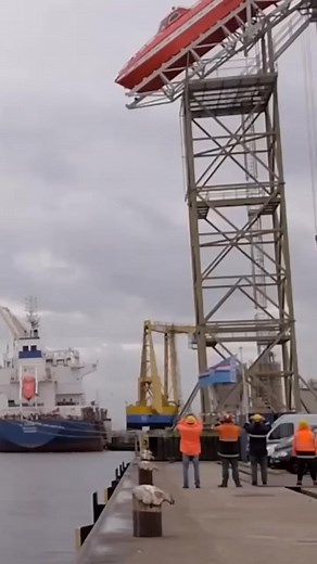 712K views · 3.5K reactions | How Crews Escape a Sinking Ship #shorts #virals #foryouシ | Daily Dose Online | Facebook