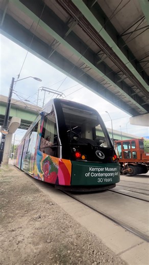free access to art 🤝 free access to transportation The first ever art museum @kcstreetcar started cruising Downtown Kansas City today! Learn more about the collaboration and how you can experience it at the link in bio. | Kemper Museum of Contemporary Art
