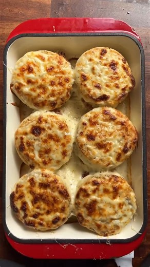 One pan Sunday brunch bake 🤤 @nellskitchn has turned the humble crumpet into something utterly outrageous. Forget your boring old bread, those little holes were made to soak up béchamel sauce. Layered with thick cut ham, smothered in lots of cheese (obviously), and crowned with a perfectly fried egg. It’s dangerously easy to make. Sunday brunch meets full on comfort food heaven. 🤝 Find the recipe on Twisted by searching ‘Crumpet Croque Madame Bake’ | Twisted