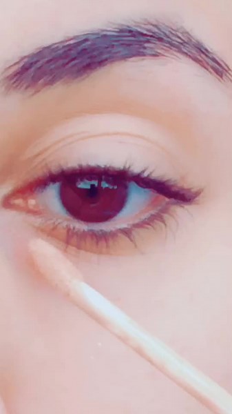 Makeup Tutorial for Teenagers: Eye and Lip Highlights