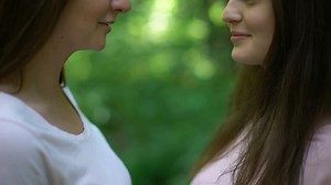「Two Young Female Friends Talking Discussing」の動画素材（ロイヤリティフリー）1016185408 | Shutterstock