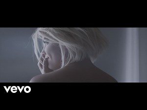Colors - Halsey clip à découvrir sur TrackMusik