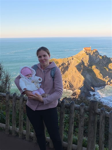 Un giorno te lo diranno davvero: che la nascita di tua figlia o tuo figlio sarà la fine dei tuoi viaggi. Non ascoltarli. Noi abbiamo provato a viaggiare con Flora per la prima volta… ed è stata un’esperienza magnifica. Un figlio non deve privarti di ciò che ami. Si continua a fare le stesse cose di prima: con più attenzione, con più cura, in modo diverso — ma si continua. Perché il benessere di un bambino passa dal benessere dei suoi genitori. E noi stiamo bene così: insieme, in viaggio #travelf