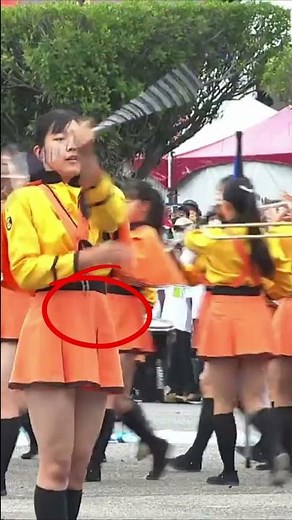 木花百花 これはどのように好転したのですか？這到底是怎麼轉的呀? 這單手轉指揮棒也太強了 自信美 この片手バトンは強すぎる吧 好看動作又漂亮 自信 總統府提供