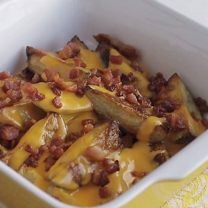 2.2M views · 16K reactions | Impossível resistir a essas batatas com cheddar e bacon! Receita completa: https://www.tastemade.com.br/videos/batatas-com-cheddar-e-bacon Baixe o nosso aplicativo: link.tastemade.com/HE7m/cWohcsKEky | Tastemade Brasil | Facebook