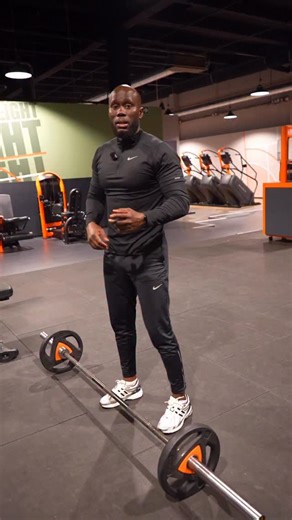 🔥 Le rowing barre, c’est l’un des meilleurs exos pour construire un dos large et puissant ! Mais attention… une mauvaise posture et la blessure arrive vite 😬 👉 Garde le dos droit 👉 Tire avec les coudes 👉 Évite de tracter avec les biceps 👉 Rentre la tête pour garder l’alignement de la colonne Travaille propre, reste concentré… et tes dorsaux vont exploser 💥💪 #Rowingbarre #Dorsaux #musculation #pourtoi | Samballa Adama