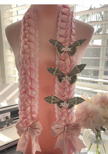 Soft pink perfection 🎀✨ Custom graduation lei with money butterfly details 🤍 Handcrafted for her big day 🎓 DM to order. #GraduationLei #LuxuryGraduation #GradSeason #CustomLei #GraduationIdeas #GradTok #ClassOf2026 #CollegeGrad #HighSchoolGrad #OrangeCountySmallBusiness #SmallBusinessOwner #GraduationInspo #PackagingInspo #LuxuryPackaging #SupportSmallBusiness