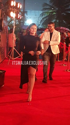 Itsmajja Marathi on Instagram: "प्रवाह पिक्चर पुरस्कार २०२२ च्या रेड कार्पेटवर अवतरले तारांगण #shorts @mrunmayeedeshpande"