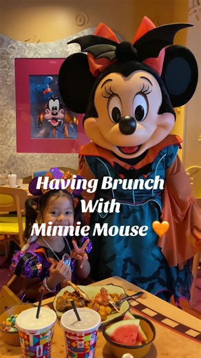 Brunch with Minnie! 🧡 Character dining are always the best! 🧡#minniemouse #goofyskitchen #disneyland #disneymeetandgreet #characterdining #disney #toddleradventures #minnie