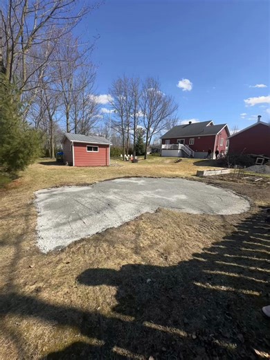 Préparation de fondation pour une piscine hors terre 18 pieds ainsi qu’un deck en bois 💪🏼 Excavation, installation de membrane géotextile et mise en place d’une base de pierre soigneusement nivelée et compactée pour assurer stabilité et durabilité. Un travail propre et précis, parce qu’une bonne installation commence toujours par une base solide 👌🏼 📍Saint-Louis