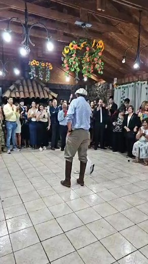 Cueca de los novios Carla y Kike!! Les deseamos lo mejor!! | Maihuen de Los Angeles