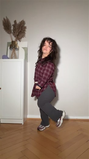 Janina Nagel on Instagram: "Adventsbesuch bei Oma und Opa mit nem bequemen Outfit für die Autofahrt und viel Essen🎄🤶🏼😂 #outfitofthedaybabe #cozyelegance #kleinwuchs"