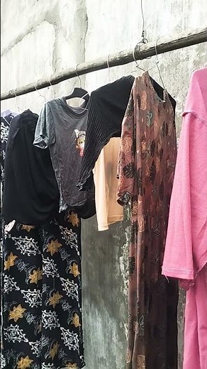 Clothesline using wood hung on the roof tiles #clothesline #clothesline #clothesdryer #washingclo...