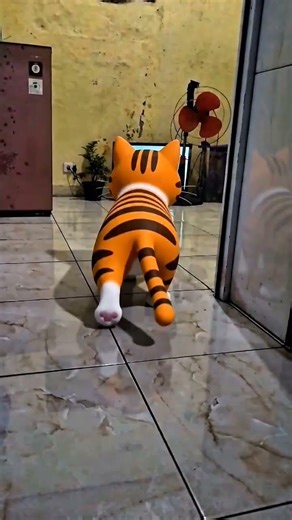 memasukan kucing ke dalam tv