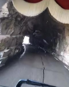 IMPRESSIONNANTE CONDUITE EN MONTAGNE ! Ici, sur une route de Savoie... Un grand coup de chapeau à ces chauffeurs de poids lourds. Un très grand merci au Transports Gerbal pour cette vidéo. #routedemontagne #camion #dexterite | La Place du Village