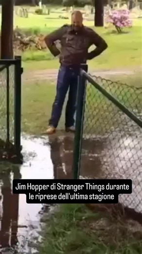Melon Husk on Instagram: "Sul set dell’ultima stagione di Stranger Things, l’eroico Jim Hopper si trovava a Hawkins davanti al suo avversario più temibile: una pozzanghera sospetta e dall’aria minacciosa. La scena era semplice: attraversare la strada con fare deciso. Il problema? Non bagnarsi e non trasformare l’uniforme in un’opera d’arte astratta al fango. Con la serietà di chi ha già sconfitto creature del Sottosopra, Hopper – alias David Harbour – studiò la situazione. Poi vide la staccionat
