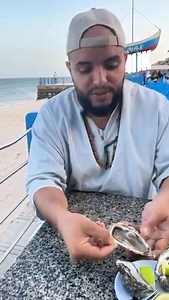 🍋 À Dakhla, les huîtres grandissent vite grâce aux eaux riches et à la température stable de la baie. 🌊 L’élevage a commencé dans les années 1950 à Oualidia, mais aujourd’hui Dakhla produit près de 80 % des huîtres du pays. ✨ Ces huîtres se dégustent avec un peu de citron face à la mer ou dans un stand au marché pour quelques dirhams. | Liik