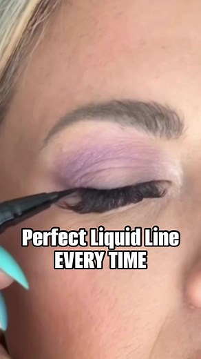 💄 PERFECT STRAIGHT LINE. Literally every single time. Try this trick and let me know what you think! 💬Comment STILA for the link to this @stilacosmetics liquid liner but I’ll also send you the link to my favorite drugstore @revlon version as well! 🛞Also, great tip about the sharpie right?! 😂🤣 #liquideyeliner #eyelinerhack #makeuphacks