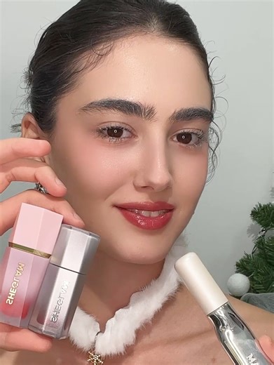 SHEGLAM OFFICIAL on Instagram: "Winter wonderland makeup ❄️⛄️ Build out your dreamiest holiday glam routine yet with sparkly mascara, candy apple blush, and a gloss red lip that stays put 👄✨ What's in your holiday routine? 💬🎄 Featuring: SHEGLAM Glass Lock Air Gloss ID: 240771444 #lips #lipsmakeup #lipcare #LipTrend #SHEGLAM #SHEGLAMlipgloss #Glasslock #SHEGLAMglasslockairgloss #ChristmasMakeup2025 #HolidayGlam #FestiveBeauty #XmasLook #SparkleSeason"