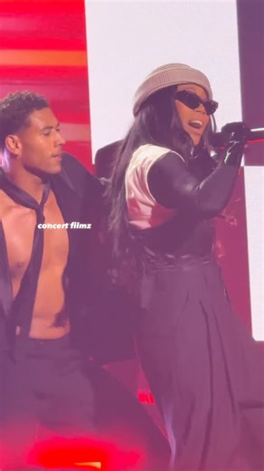 Vee 📸 on Instagram: "@brandy ~ Best Friend 🖤🎤 #theboyisminetour #rnbclassics"