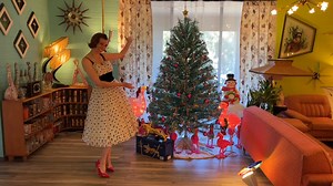 Charles Phoenix HOME TOUR ... Vintage collector EXTRORDINAIRE Emily Twirls (follow her on Insta) gives us the ROYAL tour of her merry mid-century home -A TREARURE TROVE brimming with a SPELLBINDING collection of mid-century marvelousnness ... all decorated for Christmas !!! ... | Charles Phoenix