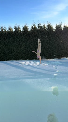 Beach day in snow #90s spin (the 1990) #powermoves #breakdance #dancer #calisthenics