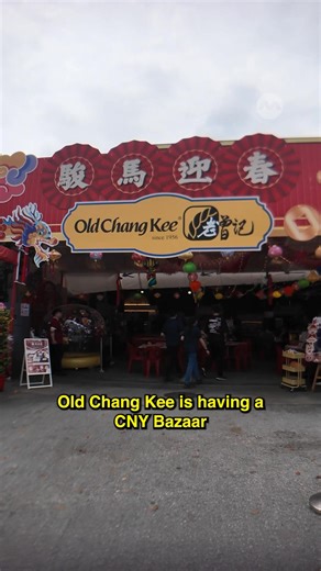 Old Chang Kee has a festive bazaar outside their Woodlands HQ, and there are stalls selling its ready-to-eat hot food that you can enjoy on the spot frozen foodstuff that you can bring home for CNY feasts! 📍Old Chang Kee HQ 8 Woodlands Terrace Singapore 738427 #8dayseattrending #oldchangkee #chinesenewyear #cny | 8 Days Singapore