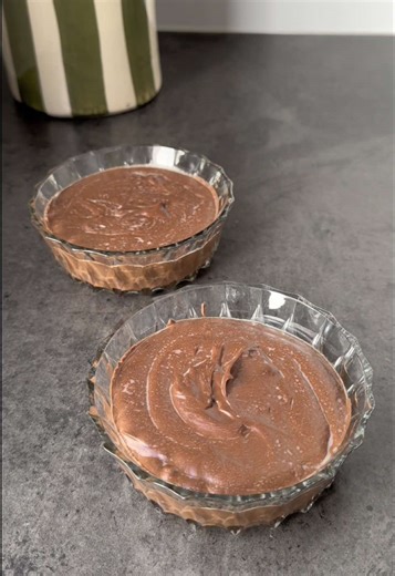 Mousse 2 ingrédients 😋 Pour 4 personnes il te faudra 200g de chocolat noir et 40cl de lait de coco 🥥🍫 La recette toute simple 👉🏼 faire chauffer le lait de coco, verser sur le chocolat concassée et mélanger, puis verser dans des moules et placer minimum 2h au frigo. #chocolat #coco #moussechoco #recettesimple