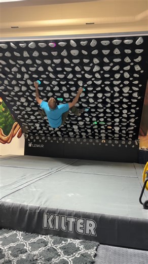 Fun V8 at 60! Easy flash but super fun boulder 😁