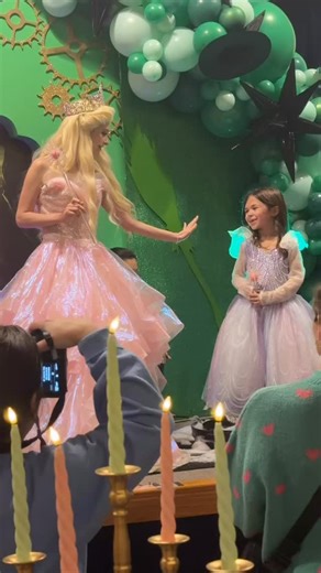 Bubble show with Glinda I would love to meet her💗💗💗 #bubbleshow #wicked #glinda | Holiday.event.agency